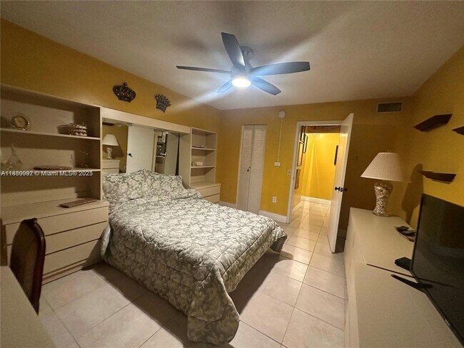 Building Photo - 720 Collins Ave