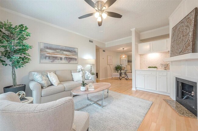 Building Photo - 2125 Augusta Dr