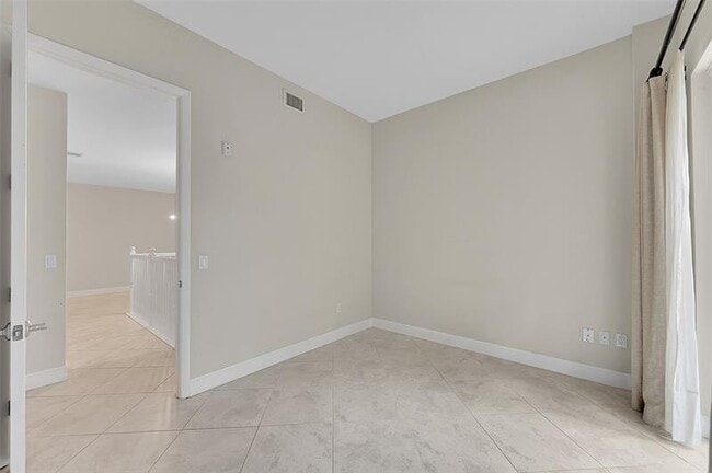 Building Photo - 2633 NE 14th Ave