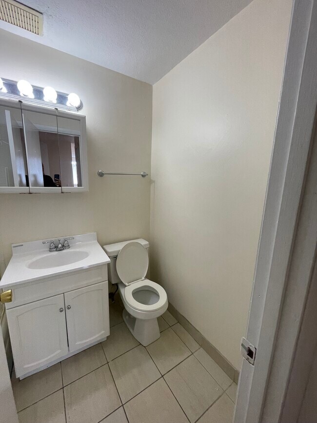 Building Photo - 87 Gardner St