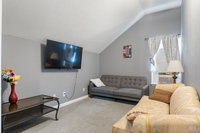 Building Photo - 2 Bed 2 Bath Garage Apartment in La Vergne