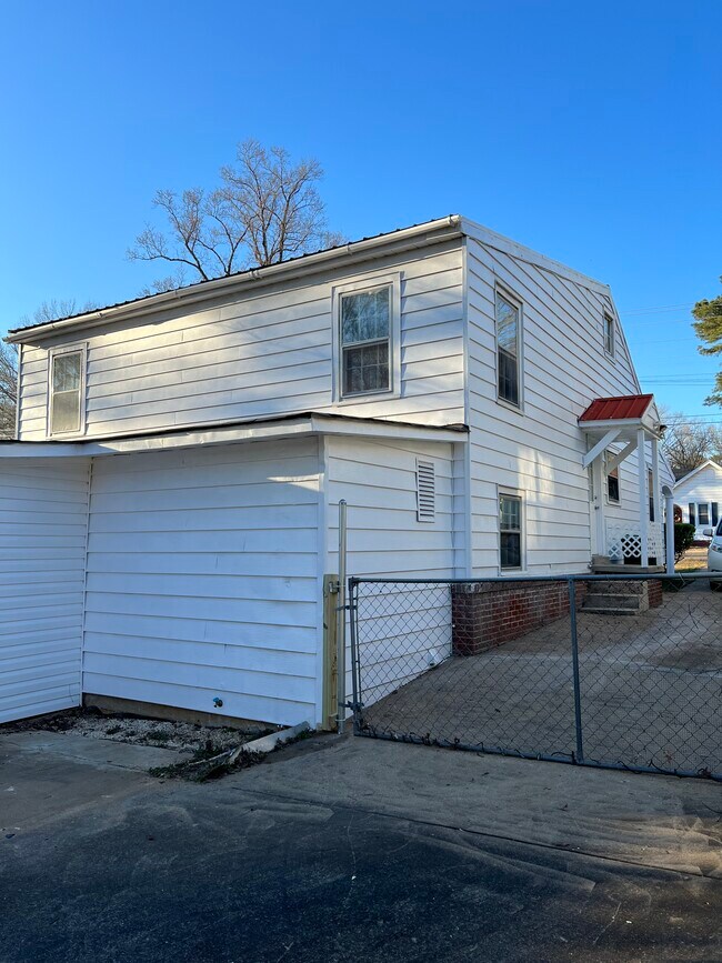 Building Photo - 32 Brentwood Dr