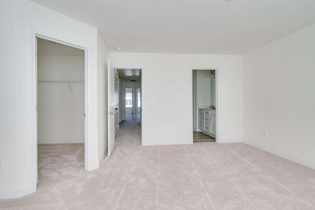 Building Photo - 3-Bed Townhouse in Franklinton with Update...