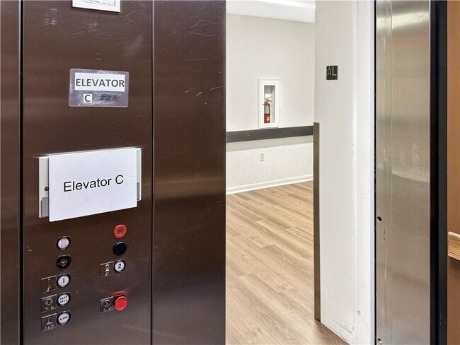 Building Photo - 475 Mount Vernon Hwy NE