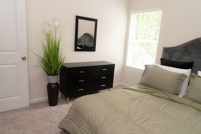 Building Photo - 585 River Gdns Dr