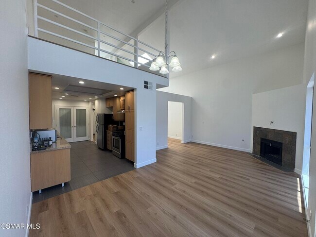 Building Photo - 13331 Moorpark St