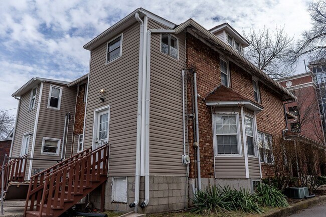 Building Photo - 1407 E Walnut St