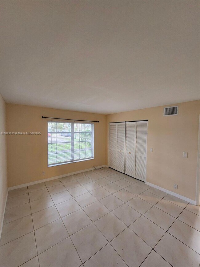 Building Photo - 4951 Wedgewood Way