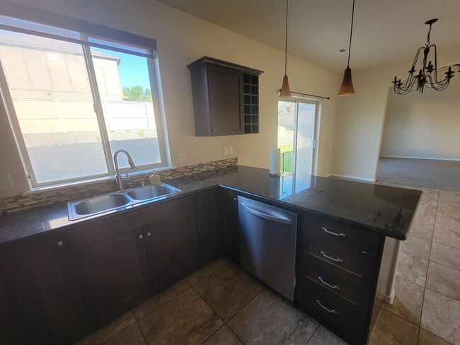 Building Photo - Gorgeous 5 bedroom in Quiet Kennewick Neig...