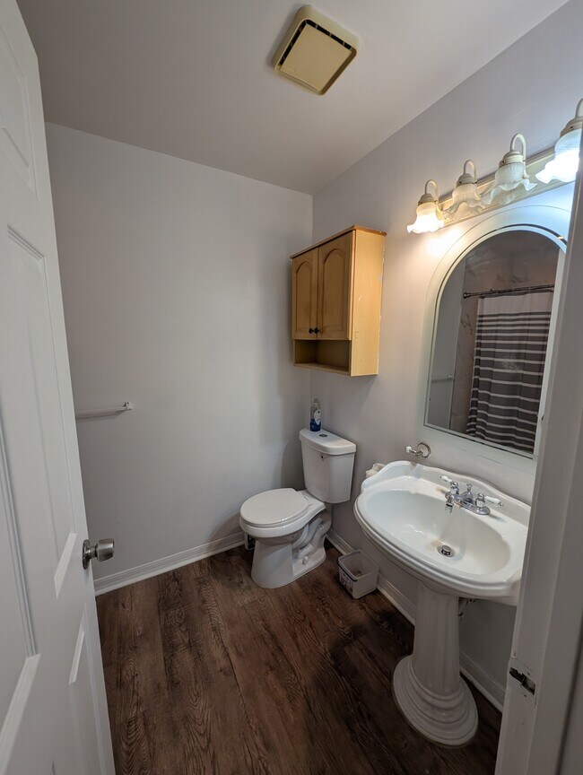 Building Photo - 1101 Lodge Cir