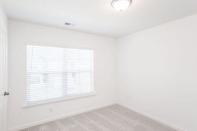 Building Photo - Beautifully designed 3-bedroom, 2.5-bath e...