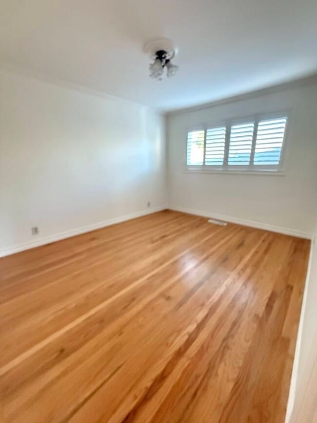 Building Photo - Charming 3-4 Bed/3 Bath Home in Belmont wi...