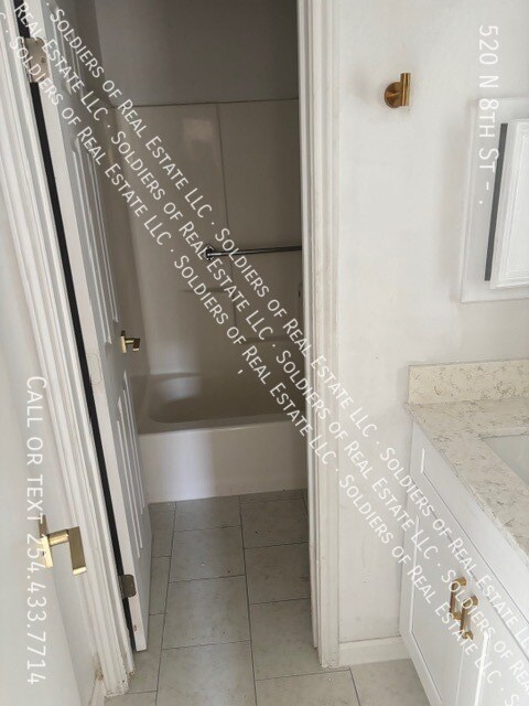 Building Photo - 520 N 8th St