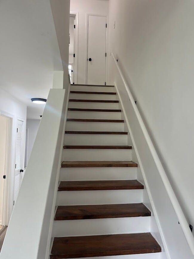 Building Photo - Available 10/15. Water included! Great 2BR/1.5 BA Townhouse in Central James Island!