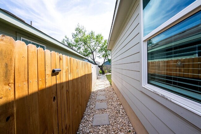 Building Photo - 3 Bedroom Single-Story Home for Rent with ...