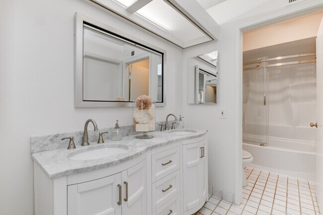 Building Photo - 3408 Viewpoint Way