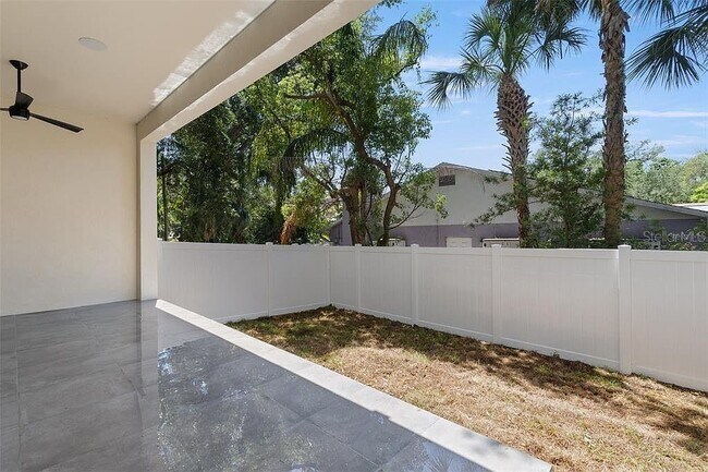 Building Photo - 222 N Hesperides St