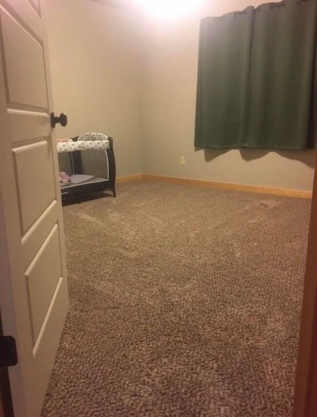 Building Photo - 3 Bed 2.5 Bath in Belgrade with attached double garage