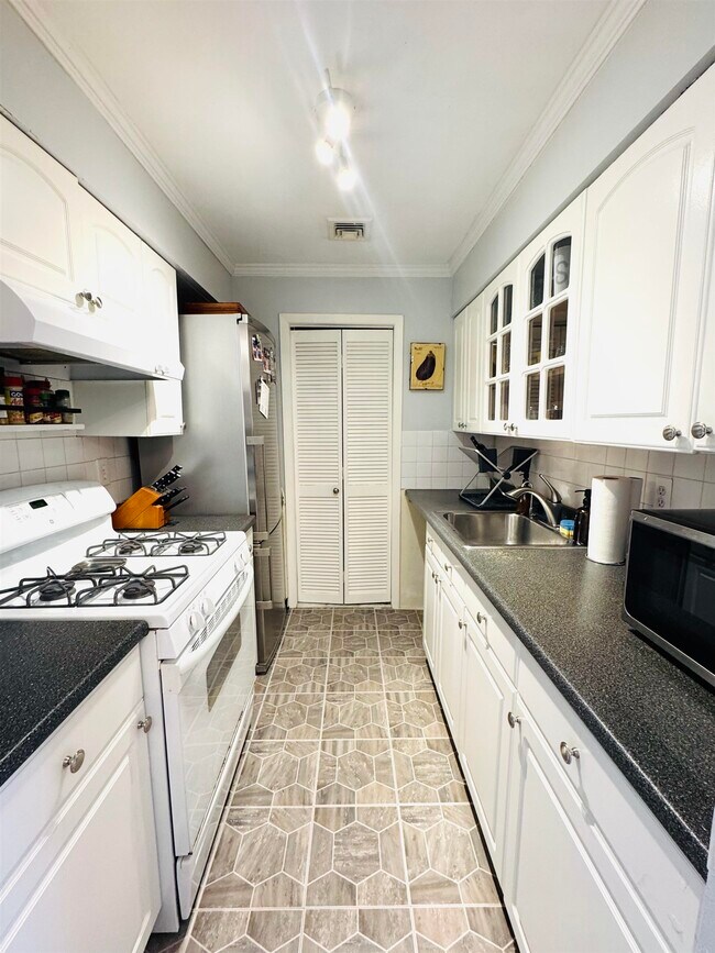 Building Photo - 603 55th St