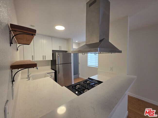 Building Photo - 1260 Vin Scully Ave
