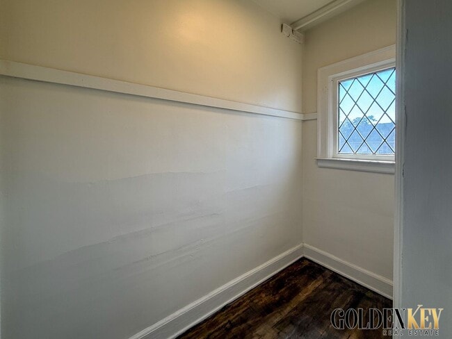 Building Photo - Beautifully redone large 3 bedroom home!