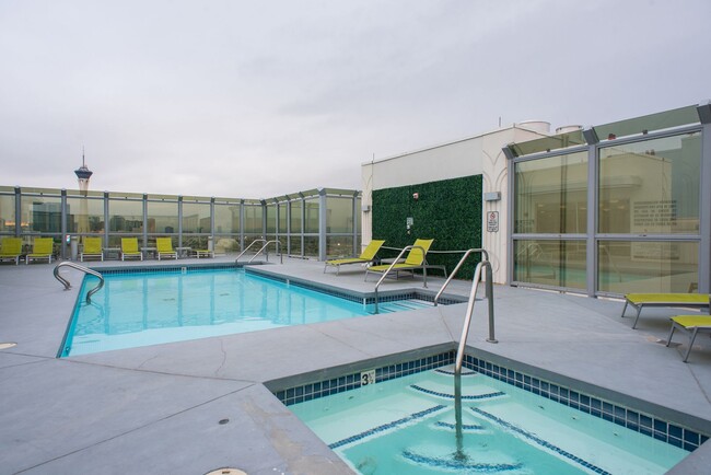 Building Photo - 1 bed modern loft high rise in the Arts Di...
