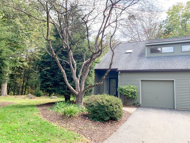 Building Photo - 3 Bedroom Condo Available for Aug. 1st
