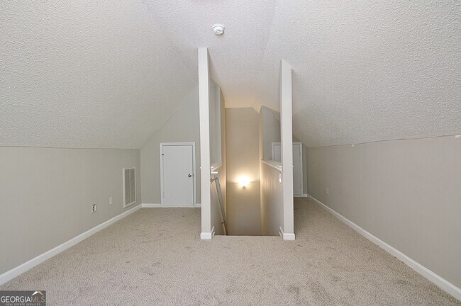 Building Photo - 77 Pine Crescent
