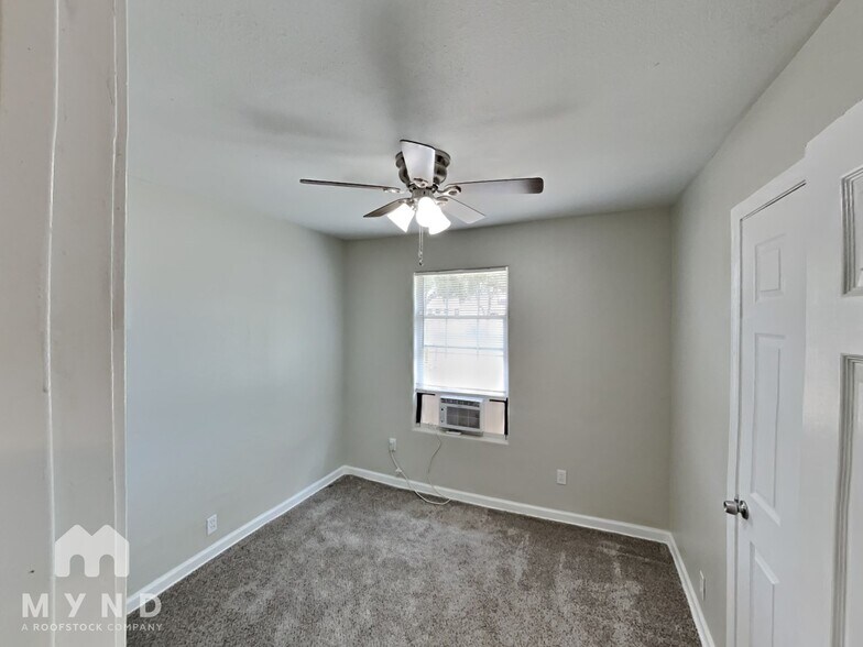 Building Photo - 1914 Roslyn St