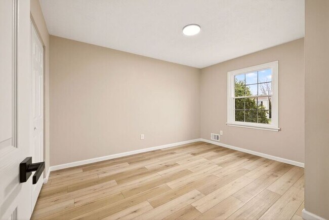 Building Photo - 14 Elm St