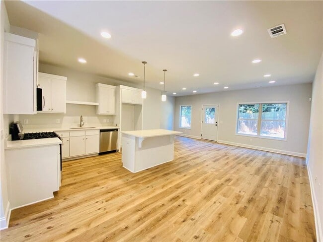 Building Photo - 1099 N Village Dr