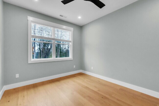 Building Photo - Updated 3-Bedroom, 2.5-Bathroom Townhome Gem in Landrum