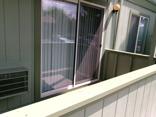 Building Photo - Well maintained 2 bedroom, 1 bath condo