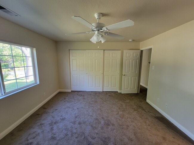 Building Photo - 158 Hall Ln