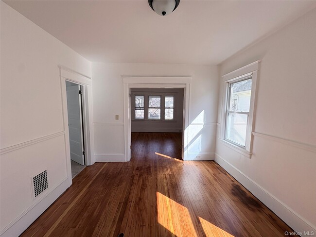 Building Photo - 23 May St