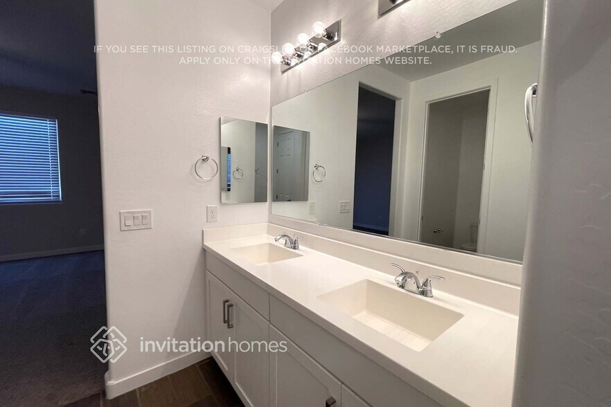 Building Photo - 17584 W Hadley St