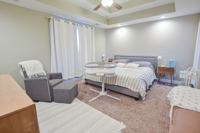 Building Photo - Pet Friendly Three Bedroom with Bonus in Rossview!