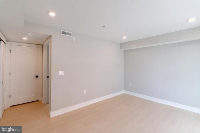 Building Photo - 6604 Ridge Ave