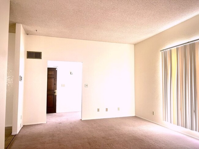 Building Photo - 5111 Paseo Las Palmas