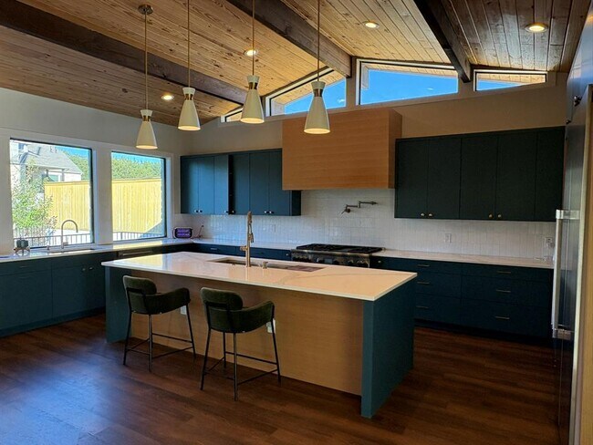 Building Photo - 143 Emmanuelle Ct