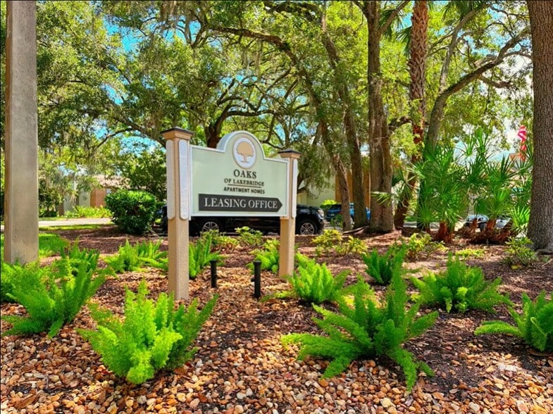 Building Photo - Oaks Of Lakebridge Community