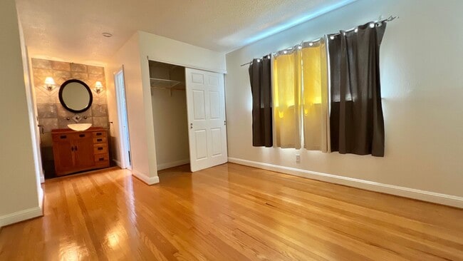 Building Photo - Gorgeous house - Huge Backyard with Bonus ...