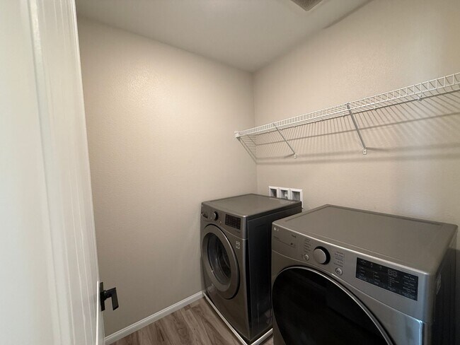 Building Photo - NLV 3 bed in a gated community!