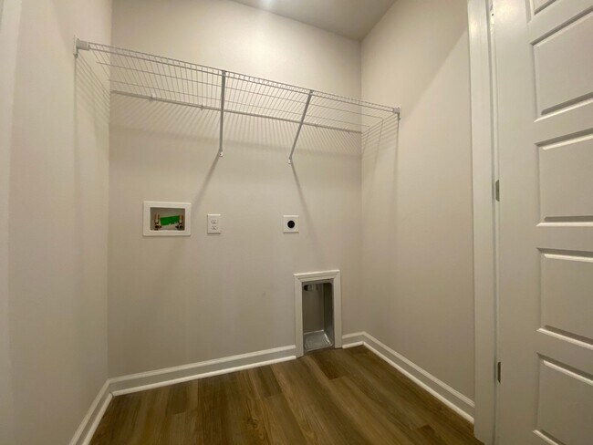 Building Photo - Efficient 4BR Living with Fenced Yard & Convenient Access