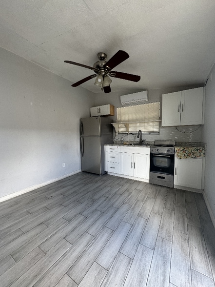 Building Photo - 258 E 12th St