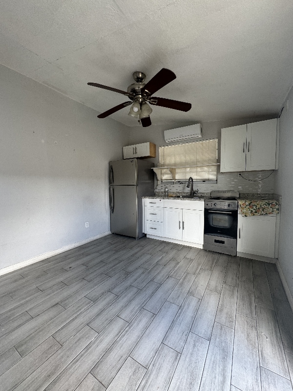 Building Photo - 258 E 12th St