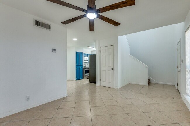 Building Photo - Beautiful two bed/1.5 bath in the heart of Alamo Heights