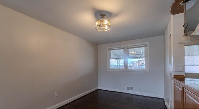 Building Photo - 3 Bedroom Home 21206