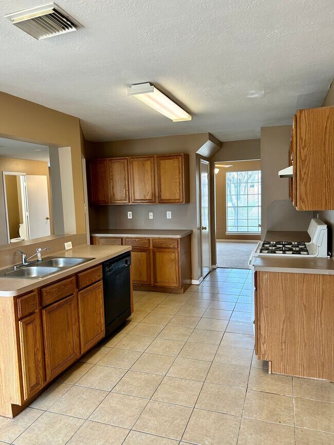 Building Photo - 18315 Willow Moss Dr