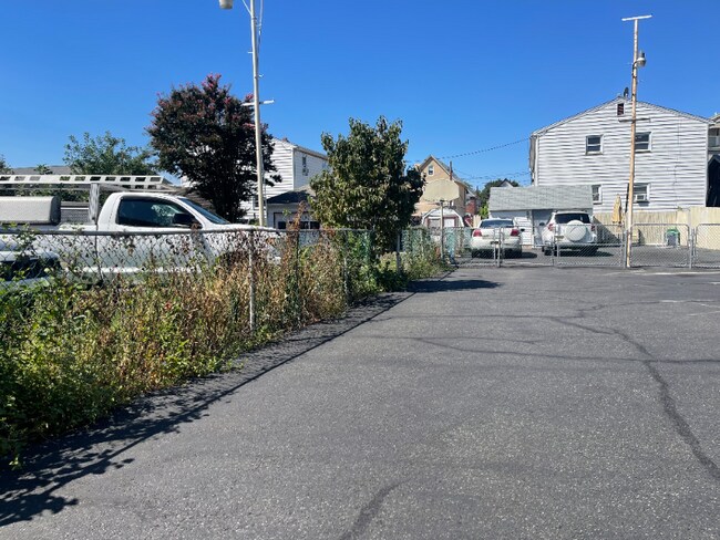 Building Photo - 543 Maple Ave